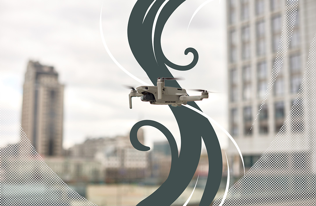 DJI Mini 4 Pro Drohne in der Luft Farbeffekte im Hintergrund