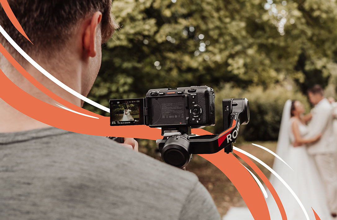 Videograf filmt Hochzeitspaar mit Sony Camcorder und Gimbal