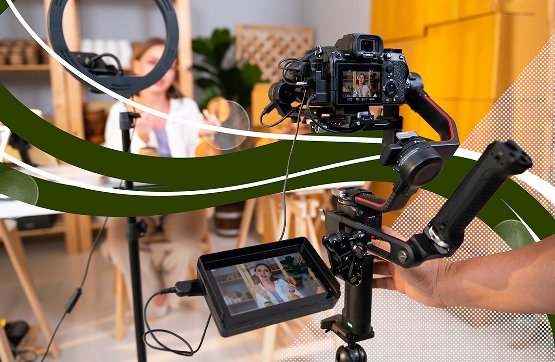 Imagefilm Dreh mit Ringlicht und Camcorder mit Ronin RS4 Gimbal auf Stativ Dame spricht in die Kamera